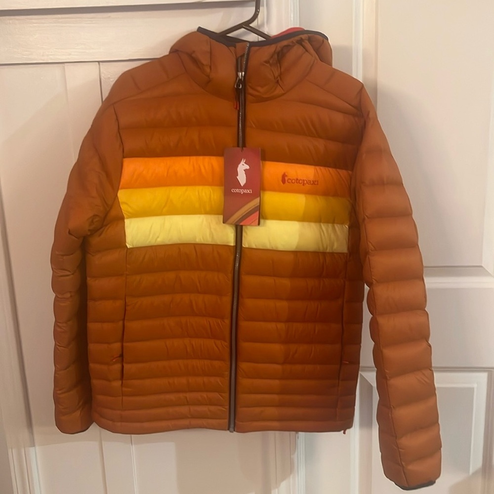 Cotopaxii Men’s Fuego down hooded jacket
Color-Mezcal and Flame